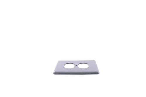 Plaque de recouvrement électrique en plastique blanc avec deux ouvertures circulaires pour une prise murale standard.