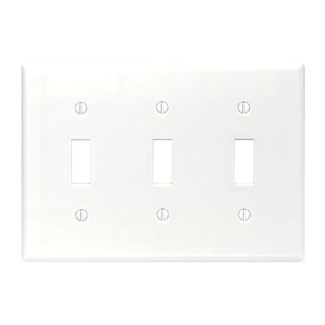 Plaque murale blanche à trois ouvertures pour interrupteurs à bascule, conçue pour recouvrir proprement les commandes électriques.