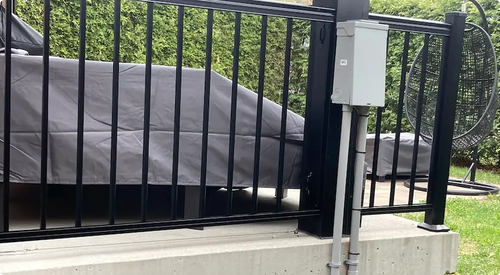 Installation d'un panneau de piscine pour le raccordement de la thermopompe et de la prise pour la pompe de la piscine